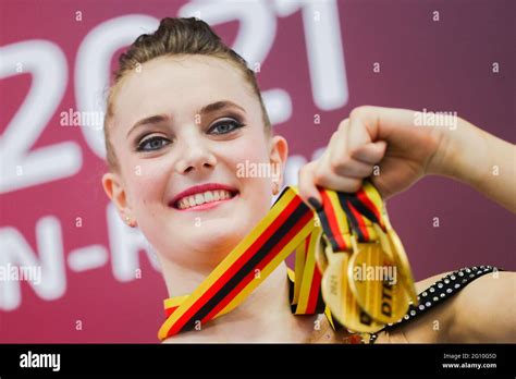 German rhythmic gymnasts pay tribute to late。